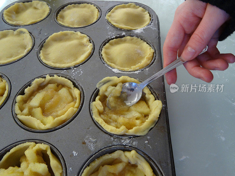 家庭烘焙形象，填满一个个苹果派/果馅饼，自制酥皮点心